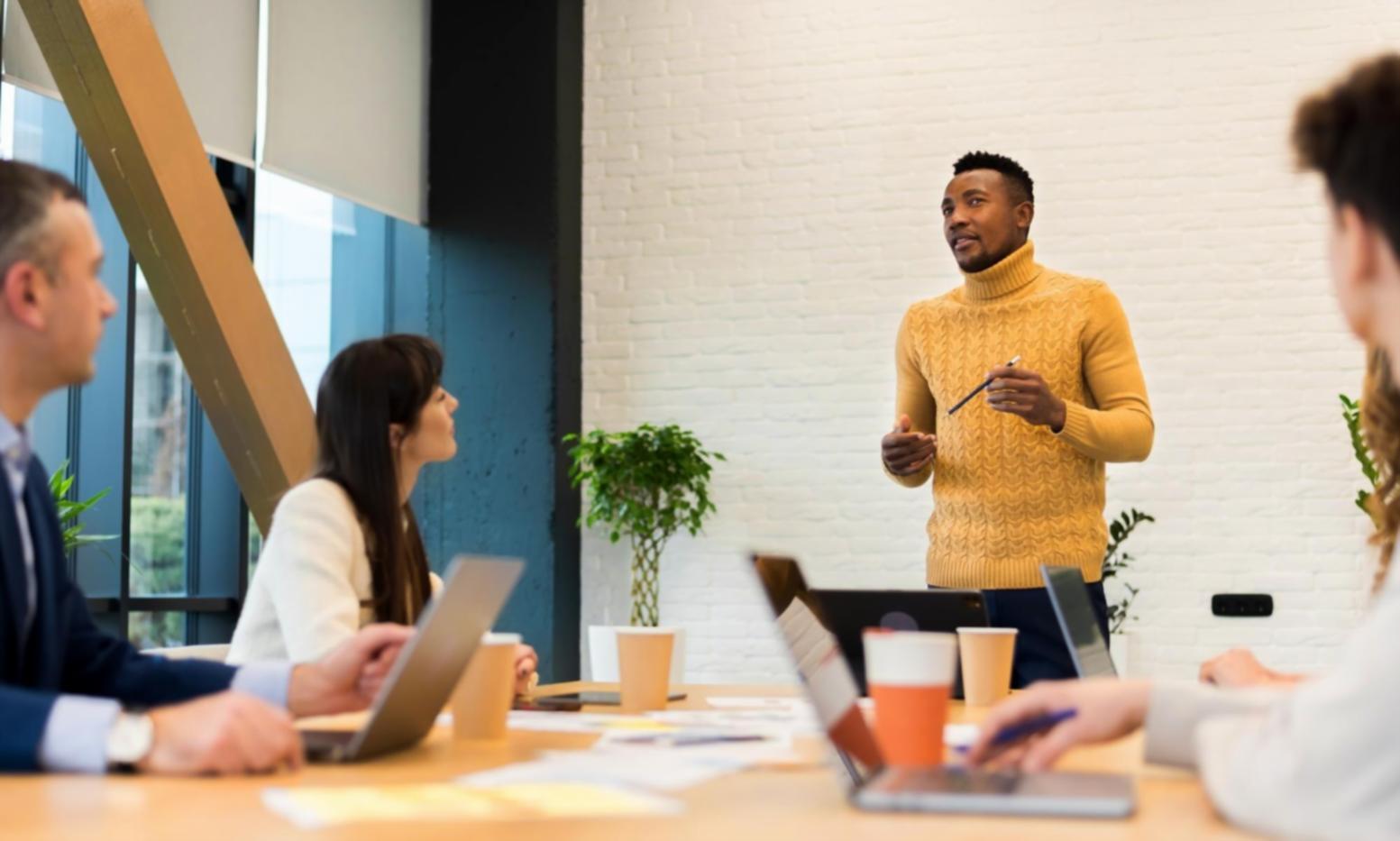 Professionelle Finanzberatung in modernem Büroumfeld